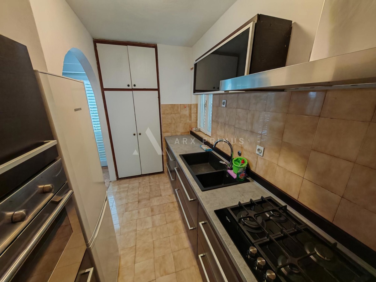 Kuća u centru Petrčana, 100 m od mora