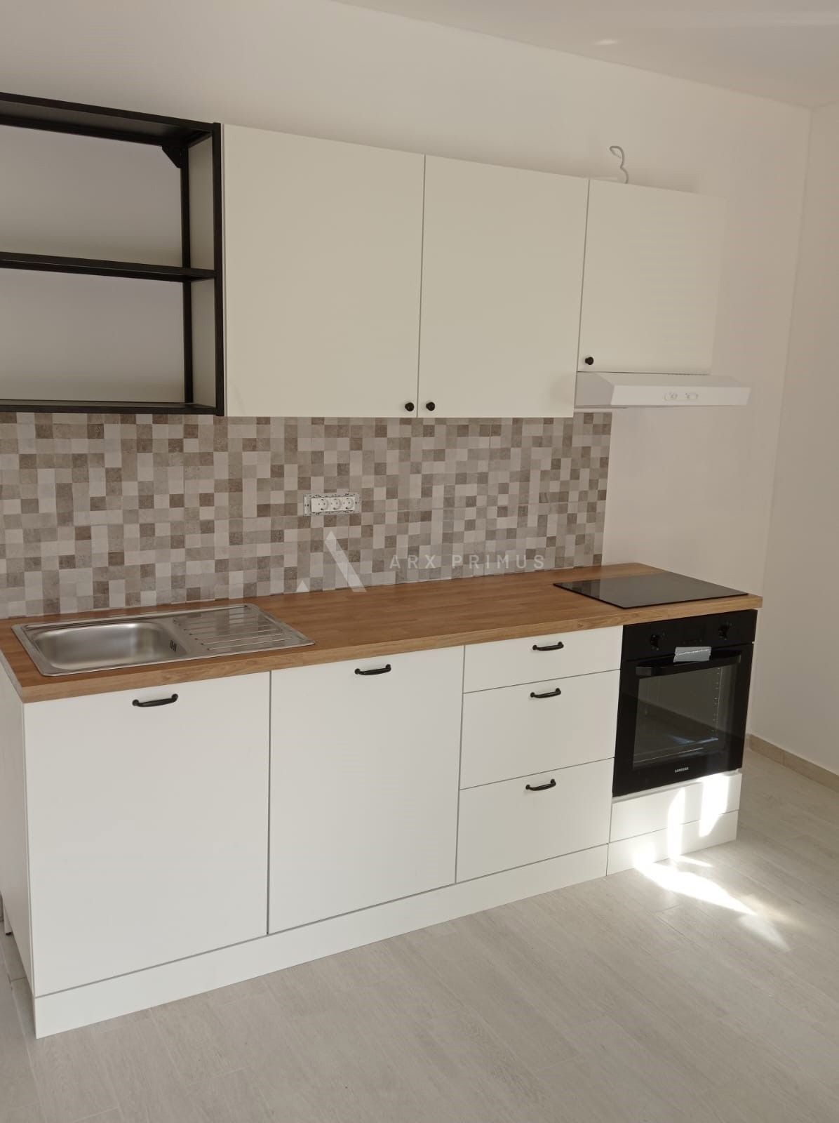 Kuća u centru Petrčana, 100 m od mora