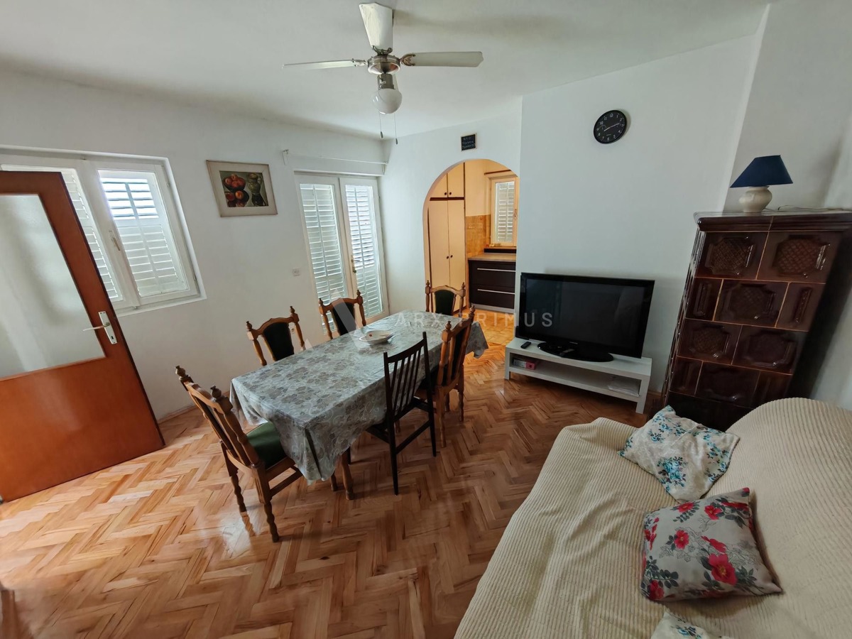 Kuća u centru Petrčana, 100 m od mora