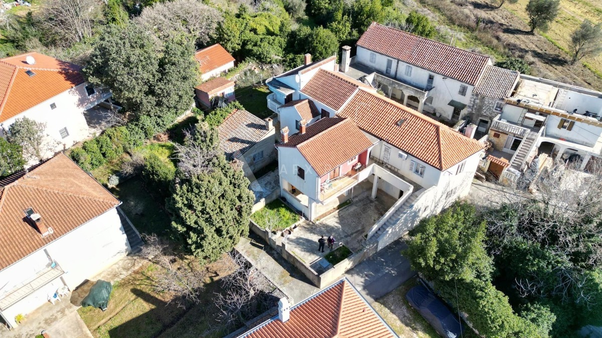 Kuća u centru Petrčana, 100 m od mora