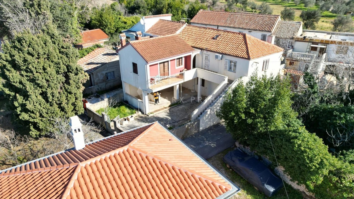 Kuća u centru Petrčana, 100 m od mora