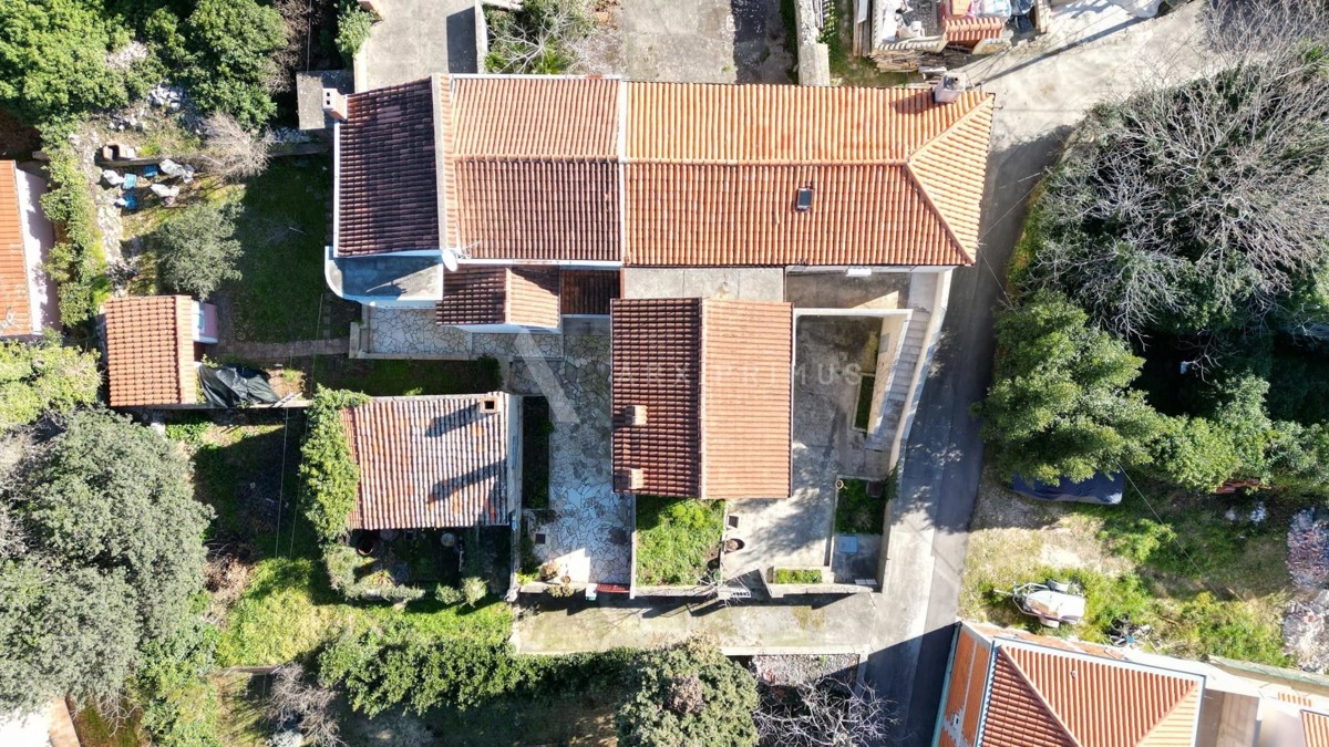 Kuća u centru Petrčana, 100 m od mora