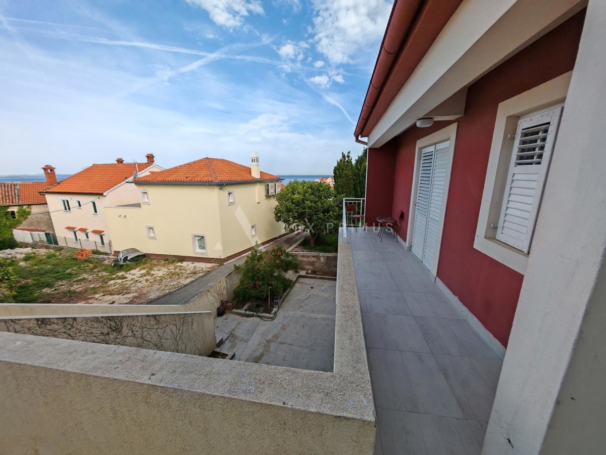 Kuća u centru Petrčana, 100 m od mora