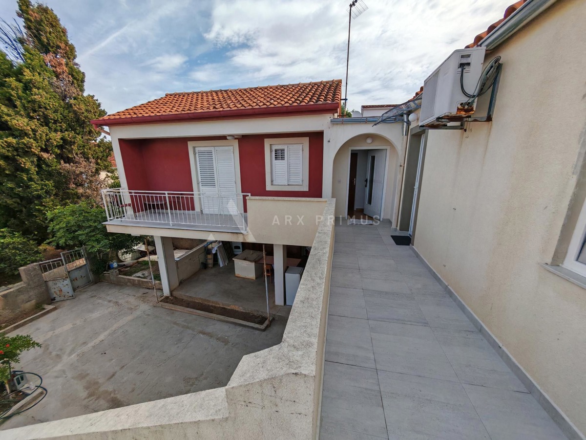 Kuća u centru Petrčana, 100 m od mora