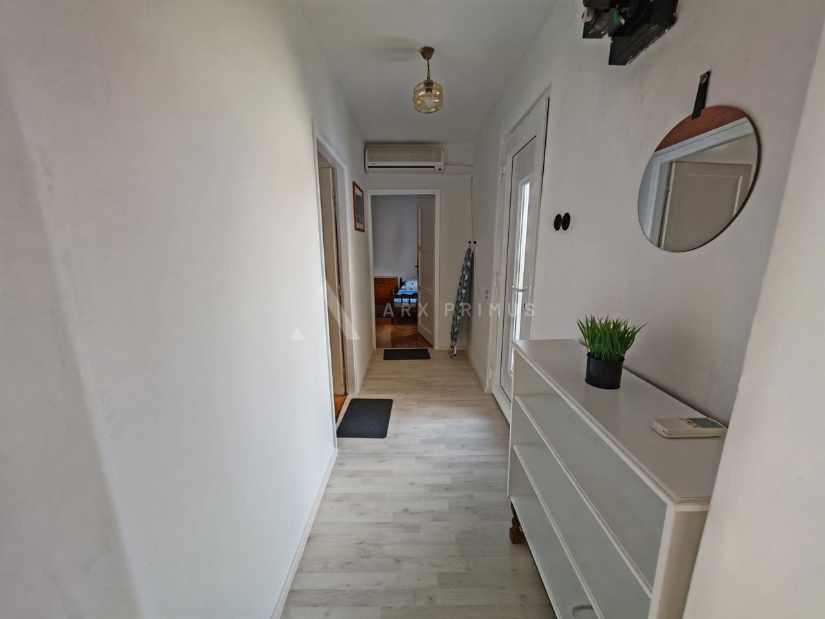 Kuća u centru Petrčana, 100 m od mora