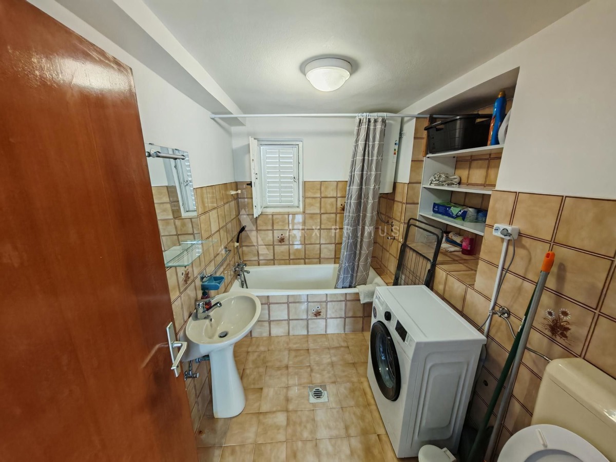 Kuća u centru Petrčana, 100 m od mora