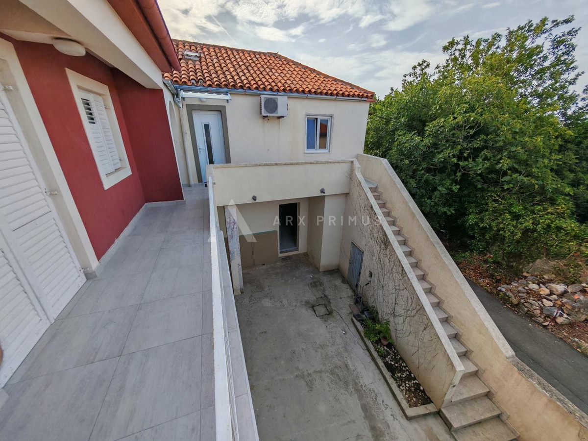 Kuća u centru Petrčana, 100 m od mora