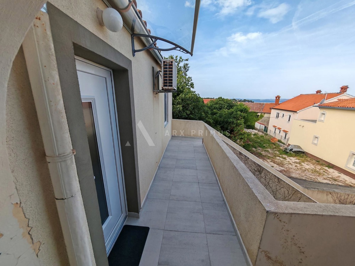 Kuća u centru Petrčana, 100 m od mora