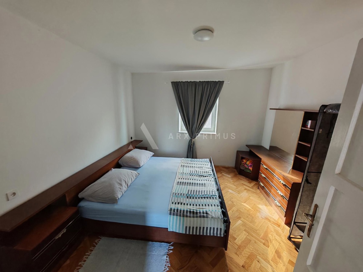 Kuća u centru Petrčana, 100 m od mora