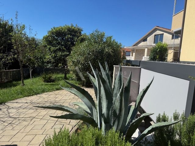 Odličan stan u Zambratiji blizu mora