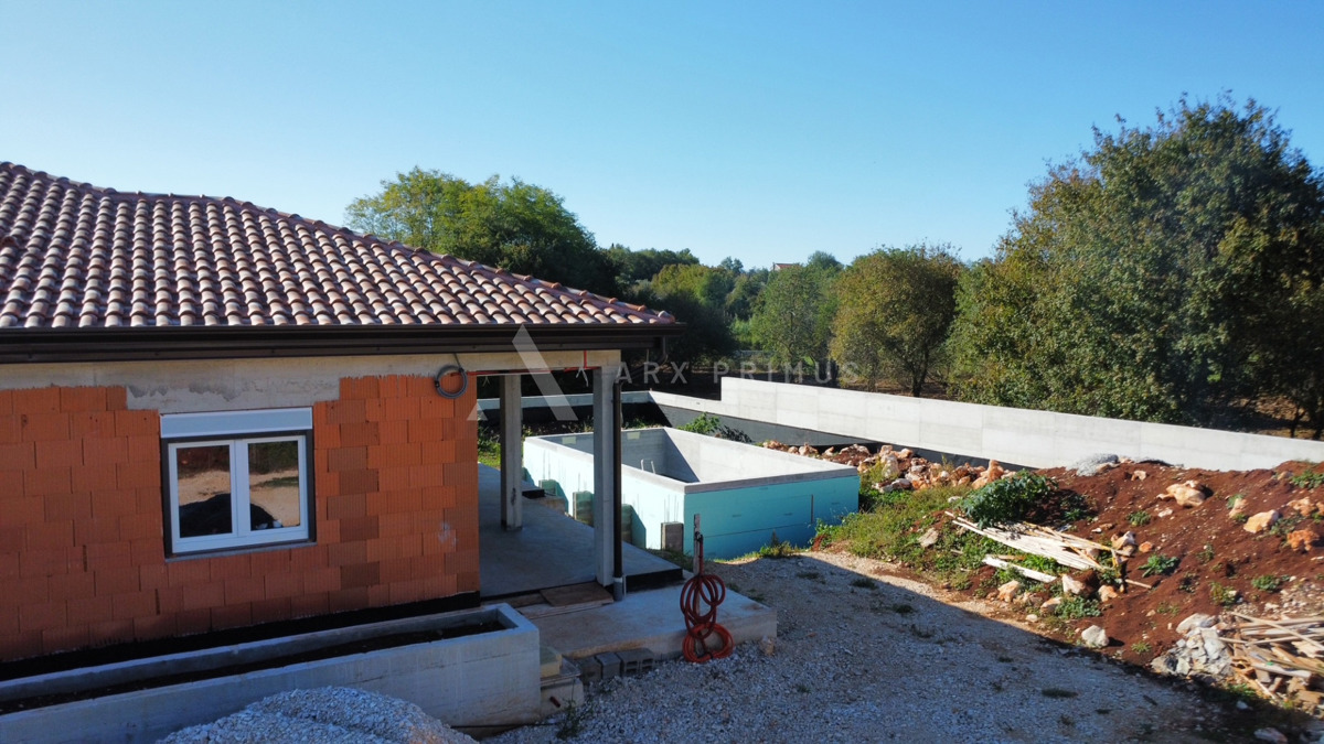 Nova prizemna samostojeća kuća s bazenom – Juricani, Umag