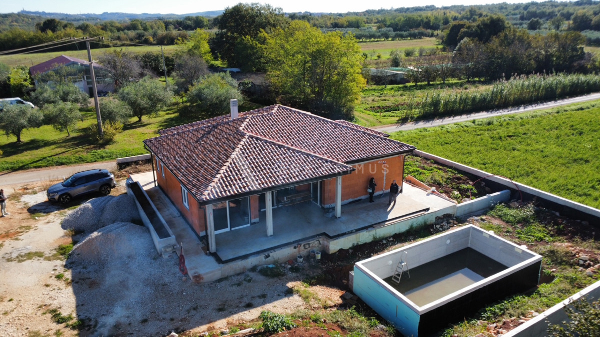 Nova prizemna samostojeća kuća s bazenom – Juricani, Umag