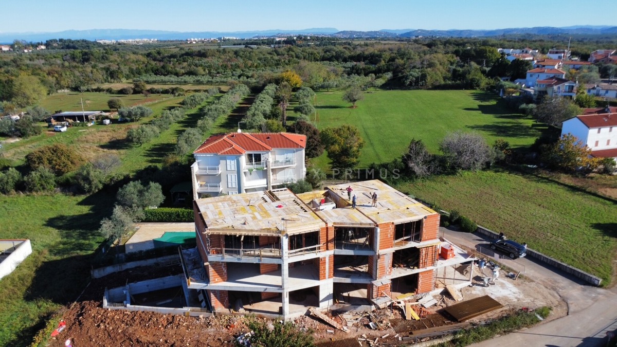 APPARTAMENTO AL PIANO TERRA CON GIARDINO E PISCINA – ZAMBRATIJA, VICINO AL MARE