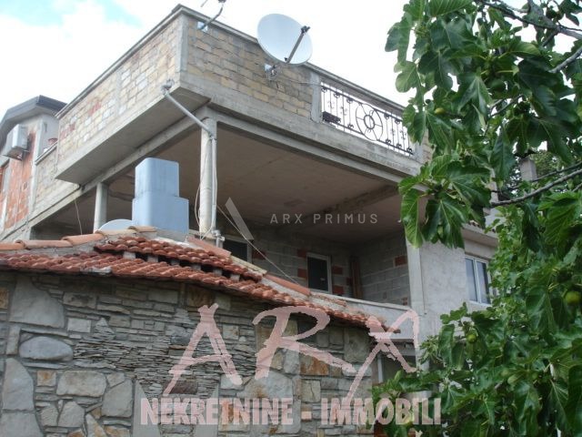 Samostojeća kuća sa tri stana, Bušćina, Umag