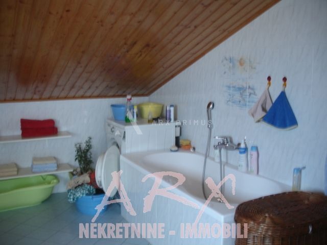 Samostojeća kuća sa tri stana, Bušćina, Umag