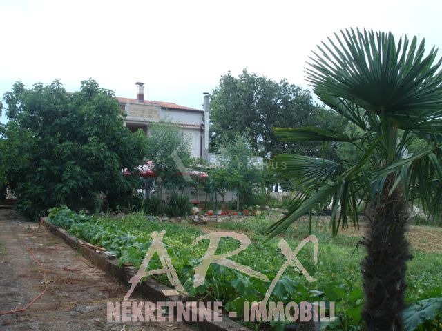 Samostojeća kuća sa tri stana, Bušćina, Umag