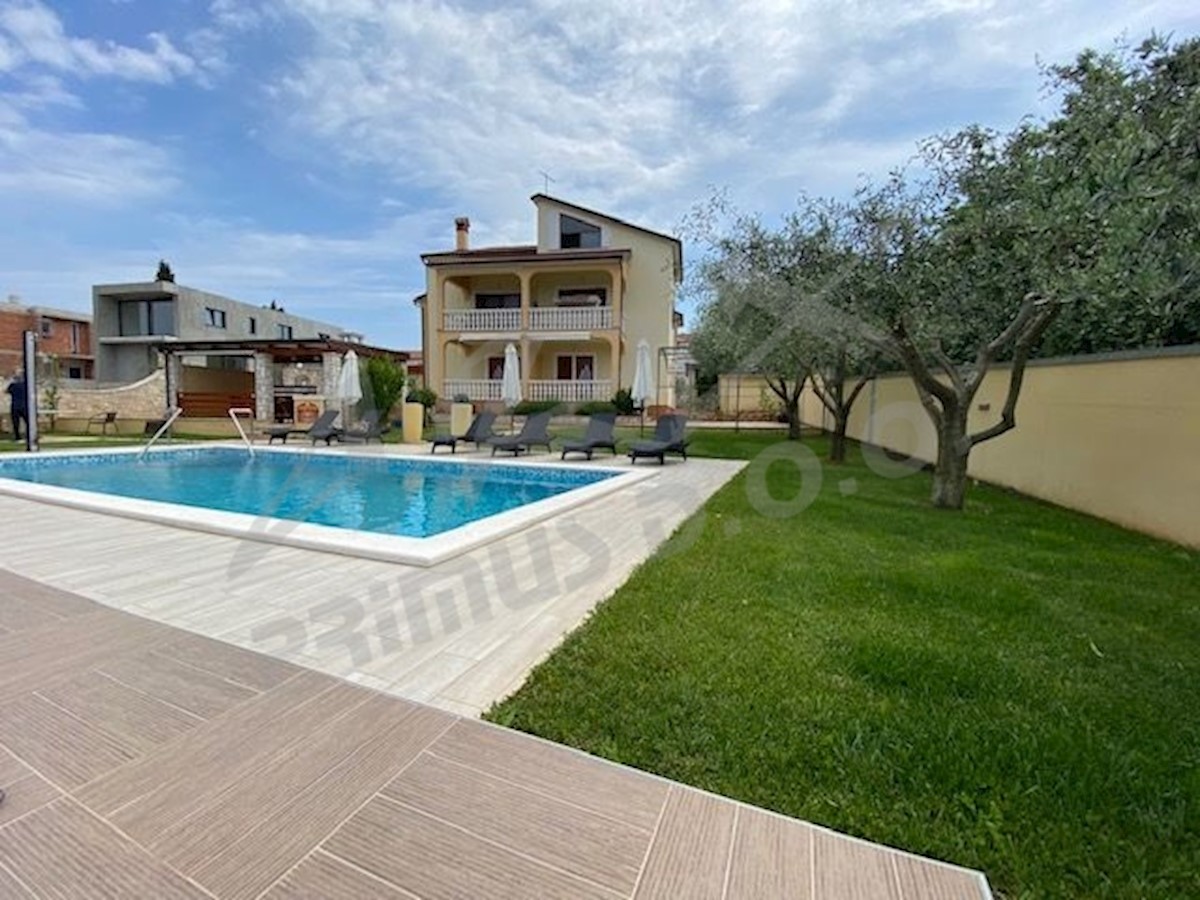 Casa con appartamenti e piscina, Murine