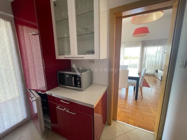 Stan u centru grada sa pogledom na more