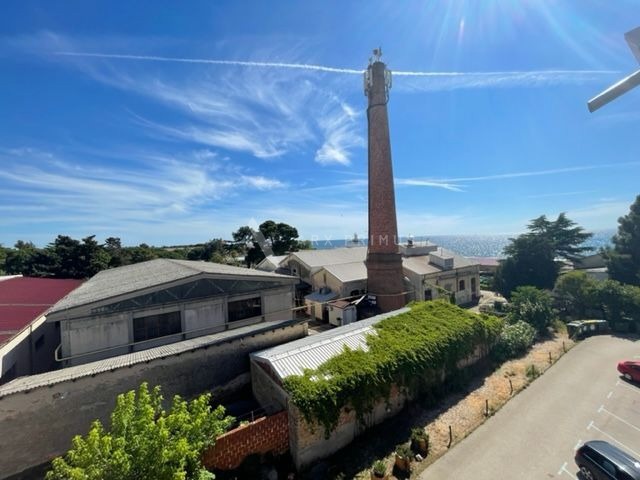 Stan u centru grada sa pogledom na more