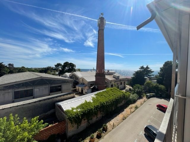 Stan u centru grada sa pogledom na more