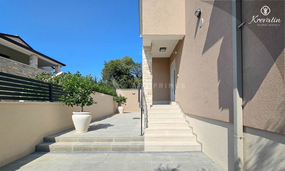 Kuća sa bazenom na odličnoj lokaciji, Zambratija, Umag