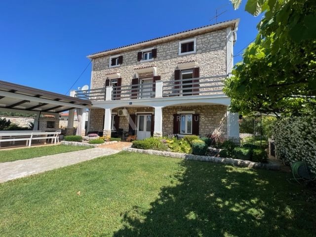 Kamena vila na moru, Umag