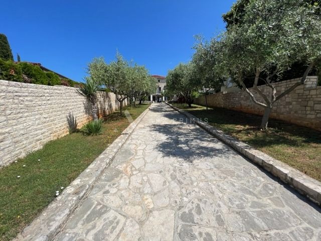 Kamena vila na moru, Umag