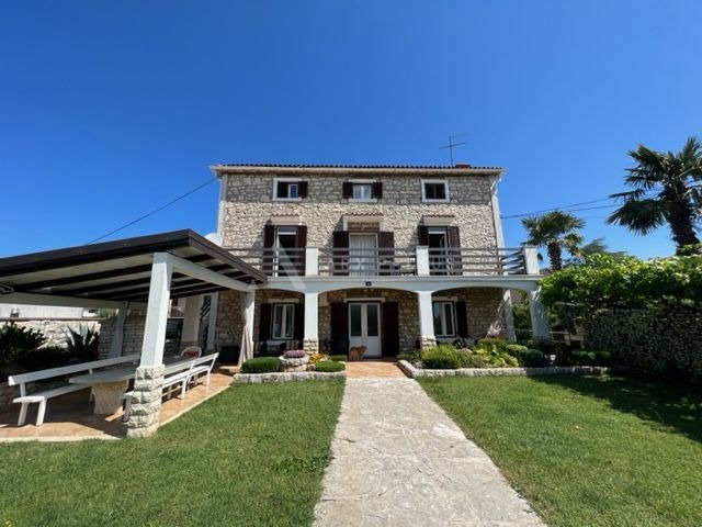 Kamena vila na moru, Umag