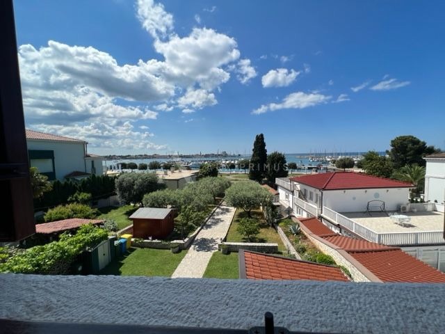 Kamena vila na moru, Umag