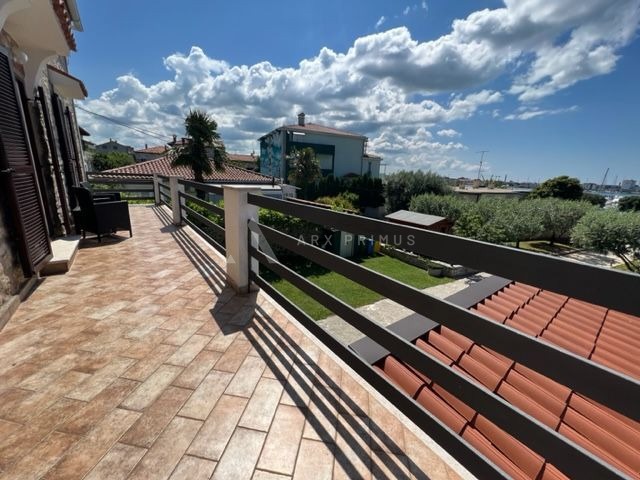 Kamena vila na moru, Umag