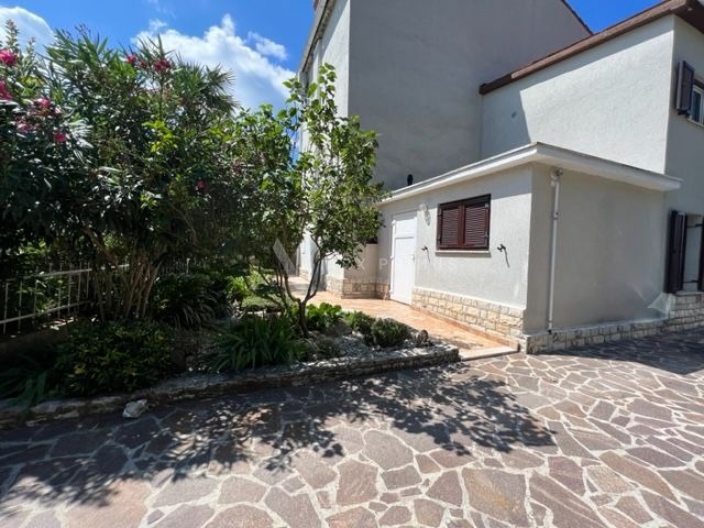 Kamena vila na moru, Umag