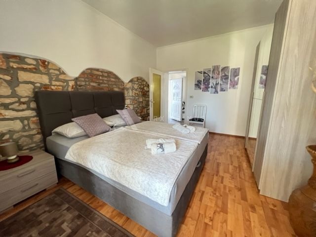 Kamena vila na moru, Umag