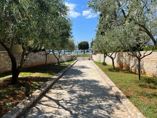 Kamena vila na moru, Umag