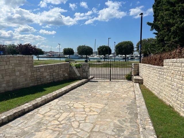 Kamena vila na moru, Umag