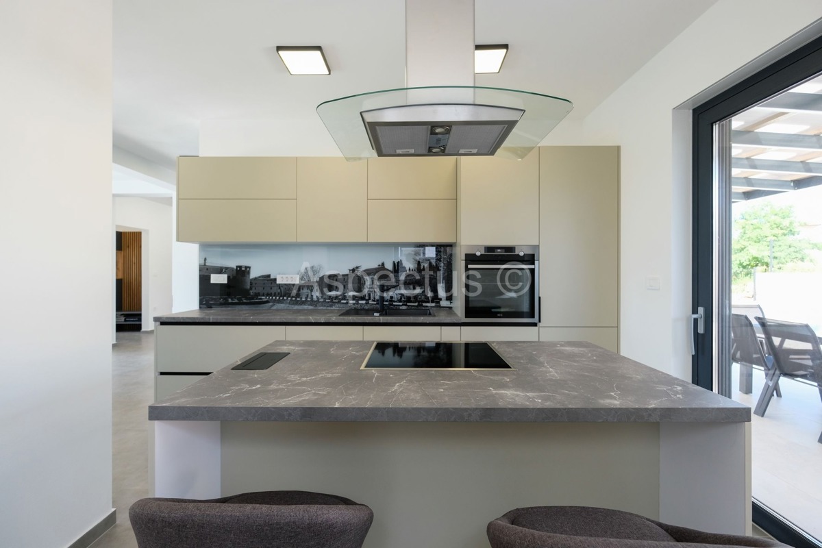 Nova kuća s bazenom, namještena i useljiva, Svetvinčenat