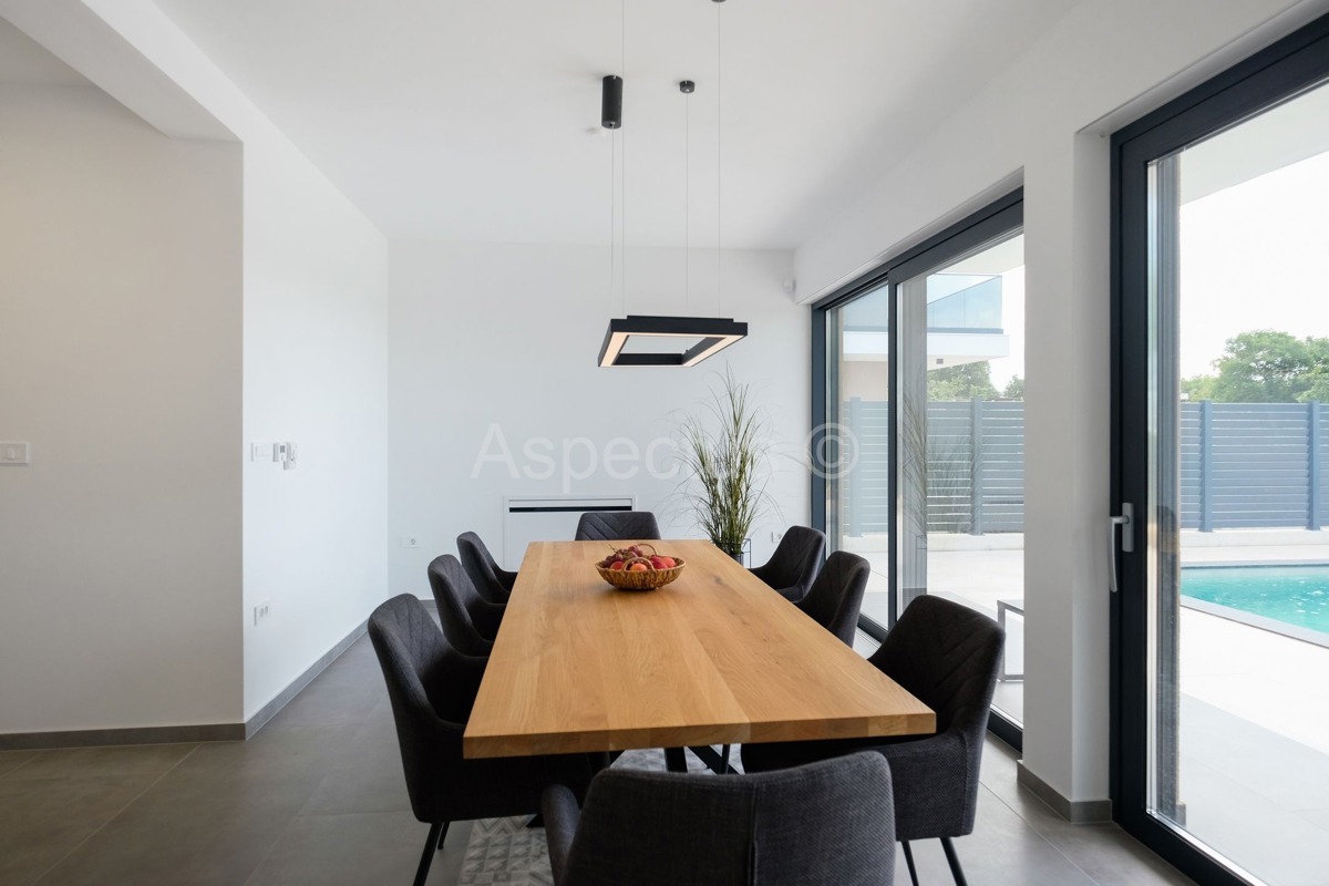 Nova kuća s bazenom, namještena i useljiva, Svetvinčenat