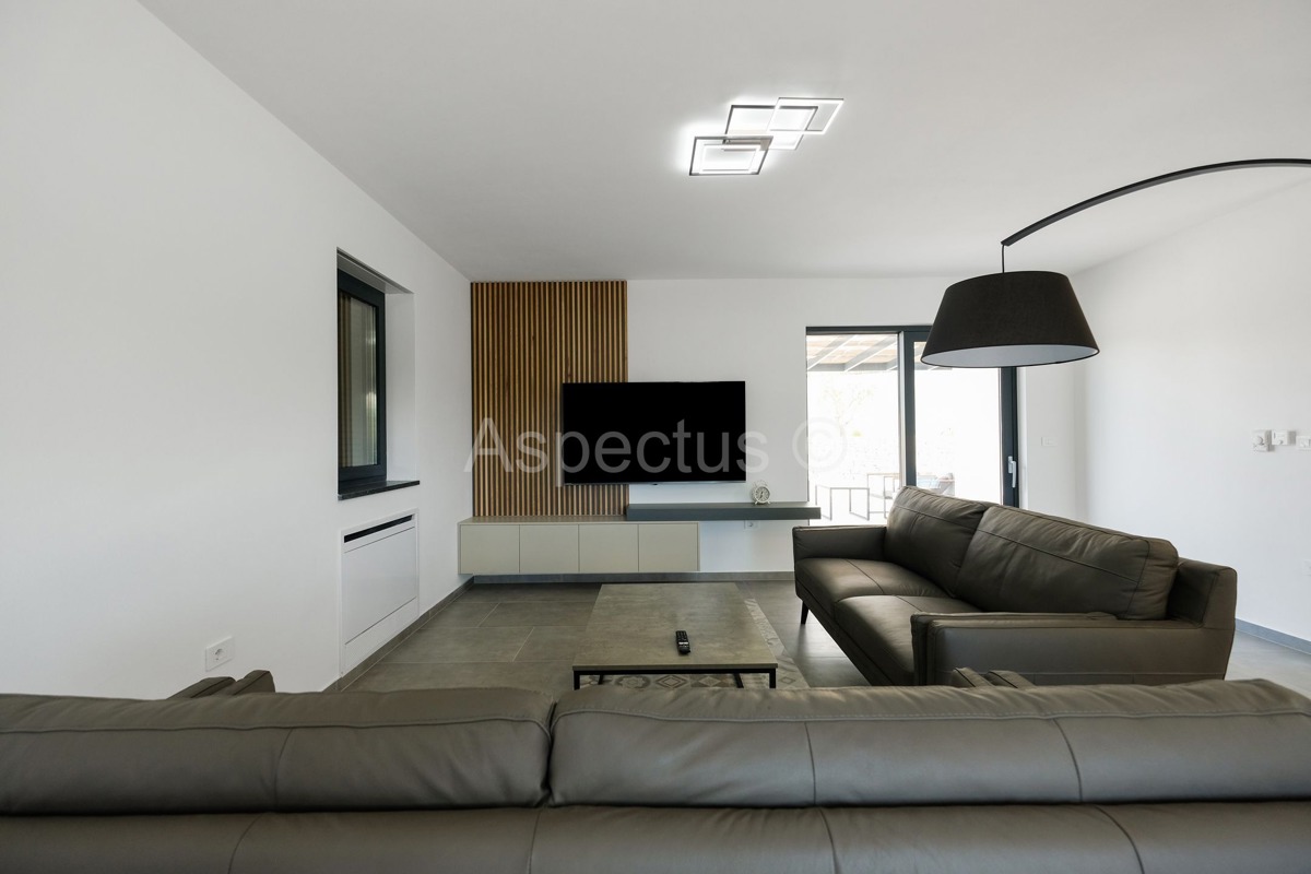 Nova kuća s bazenom, namještena i useljiva, Svetvinčenat