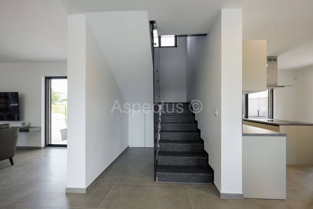 Nova kuća s bazenom, namještena i useljiva, Svetvinčenat