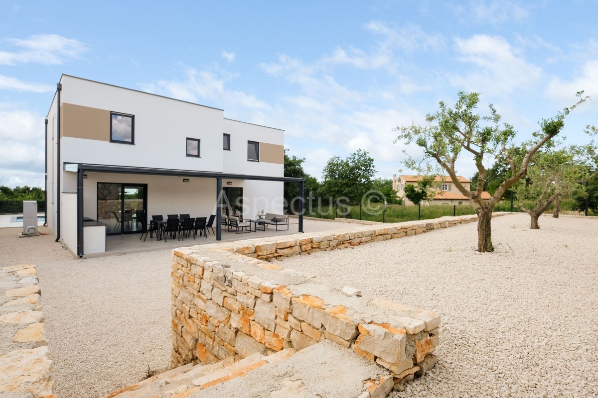 Nova kuća s bazenom, namještena i useljiva, Svetvinčenat