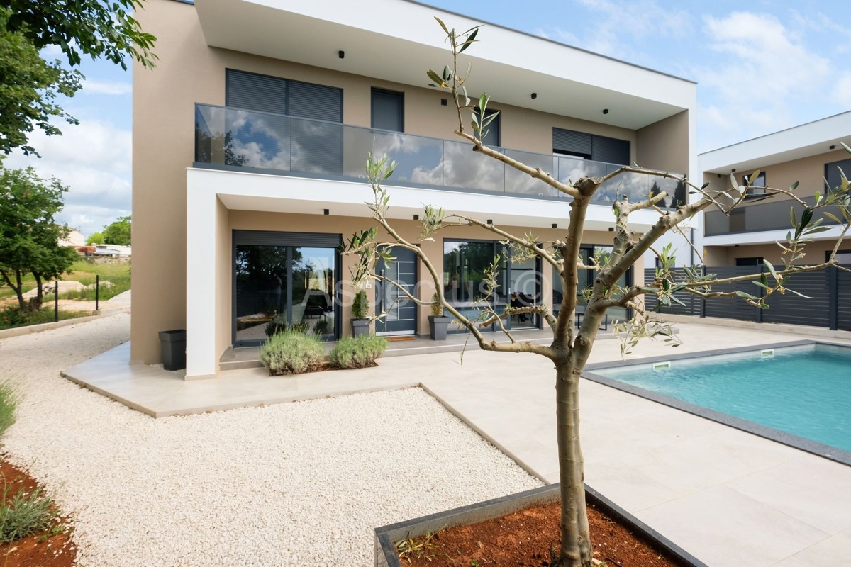 Nova kuća s bazenom, namještena i useljiva, Svetvinčenat