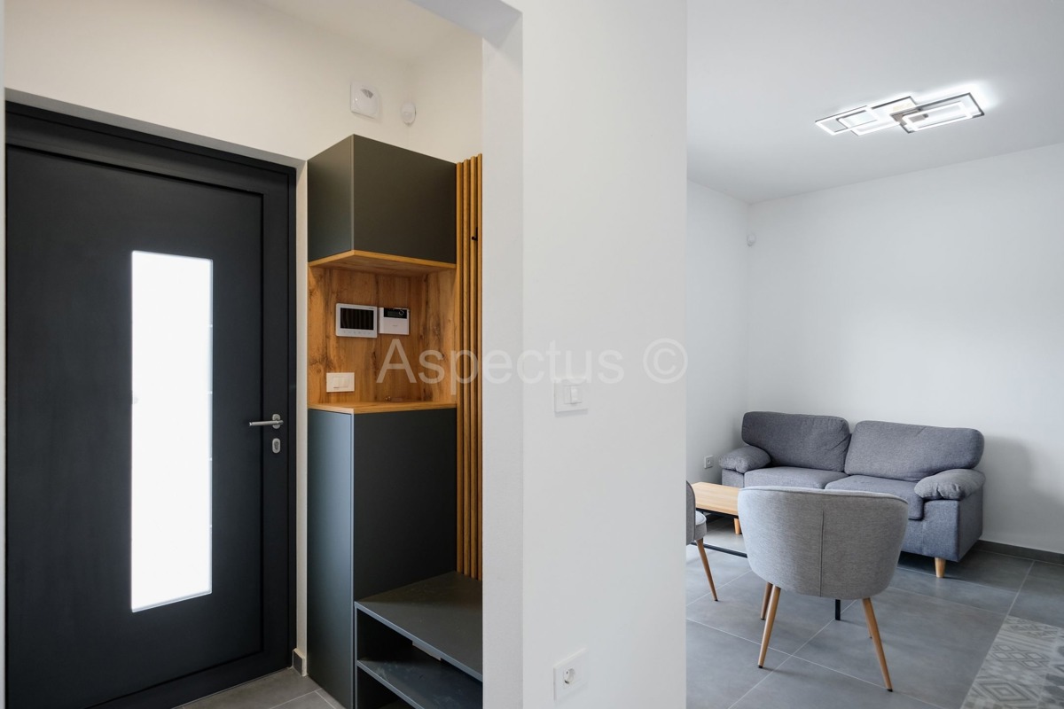 Nova kuća s bazenom, namještena i useljiva, Svetvinčenat