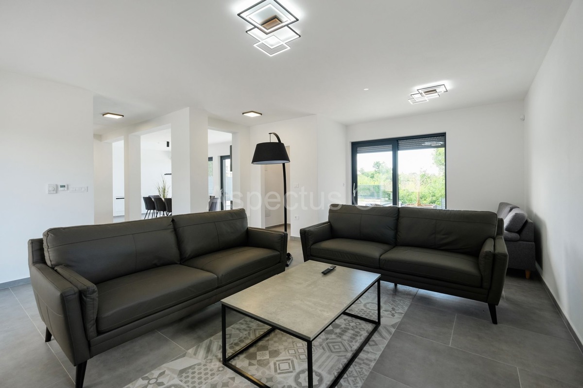 Nova kuća s bazenom, namještena i useljiva, Svetvinčenat