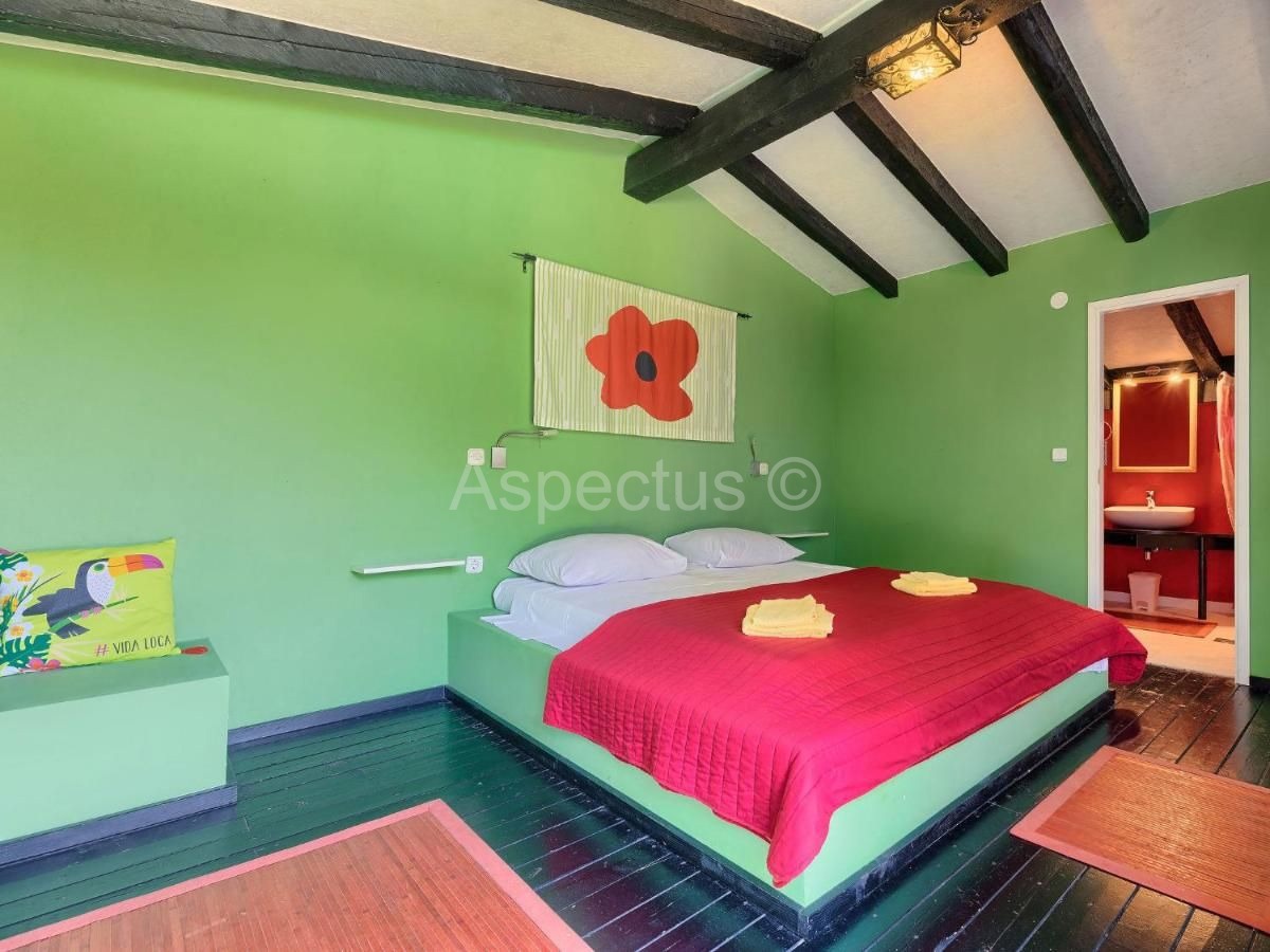 Kamena kuća sa bazenom nadomak plaže, Umag