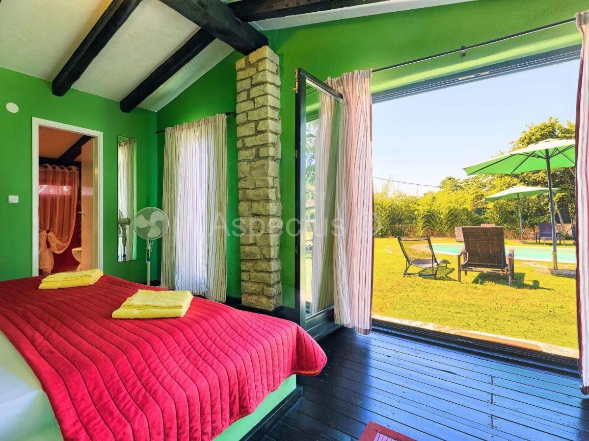 Kamena kuća sa bazenom nadomak plaže, Umag