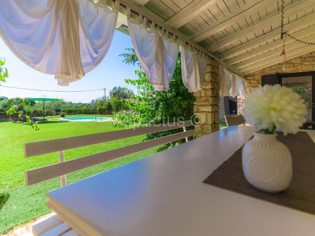 Kamena kuća sa bazenom nadomak plaže, Umag