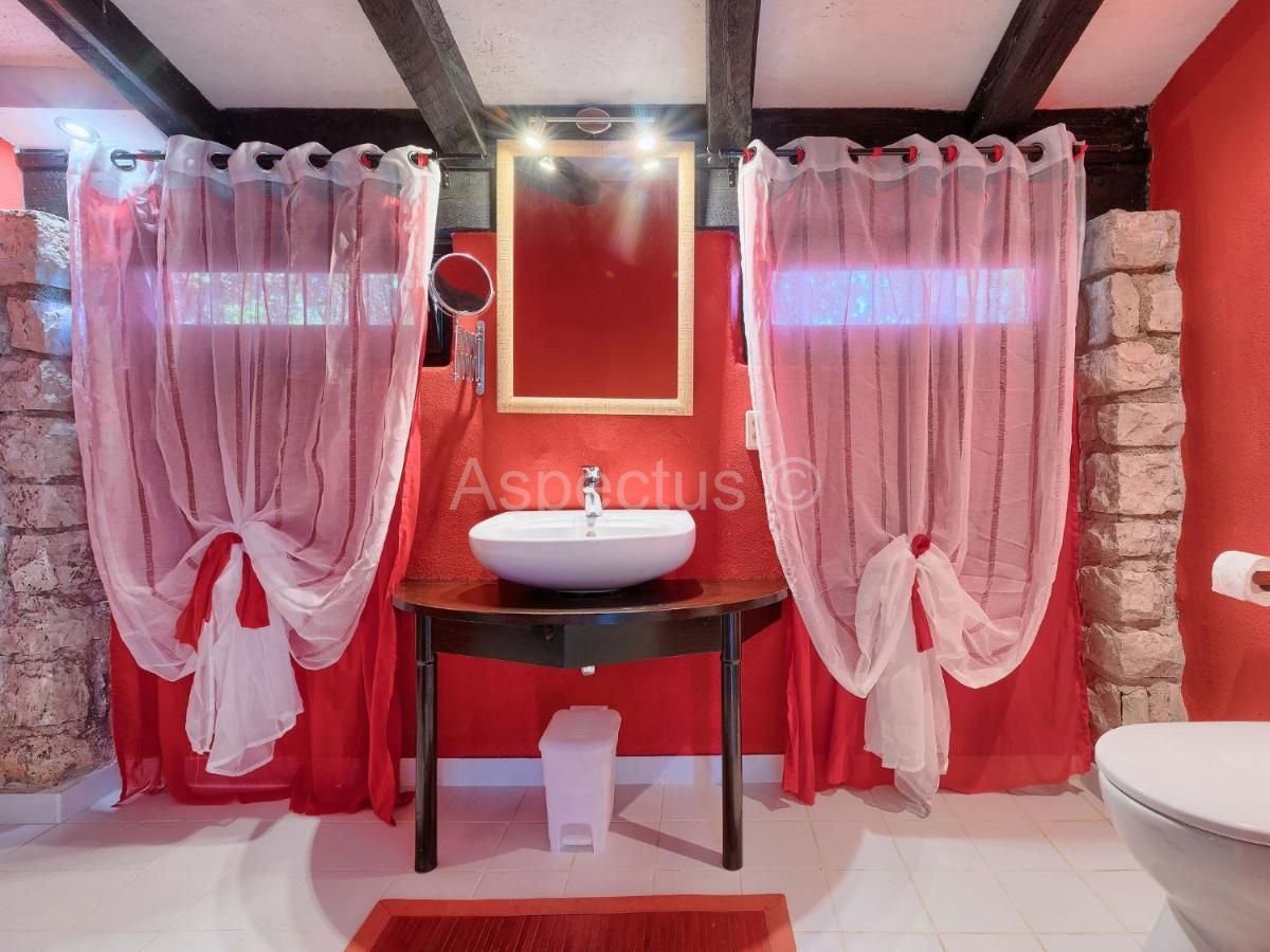 Kamena kuća sa bazenom nadomak plaže, Umag