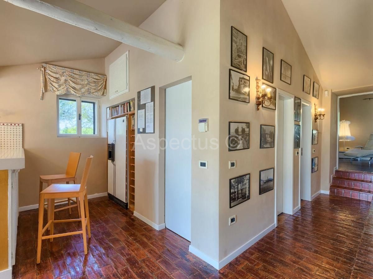 Kamena kuća sa bazenom nadomak plaže, Umag