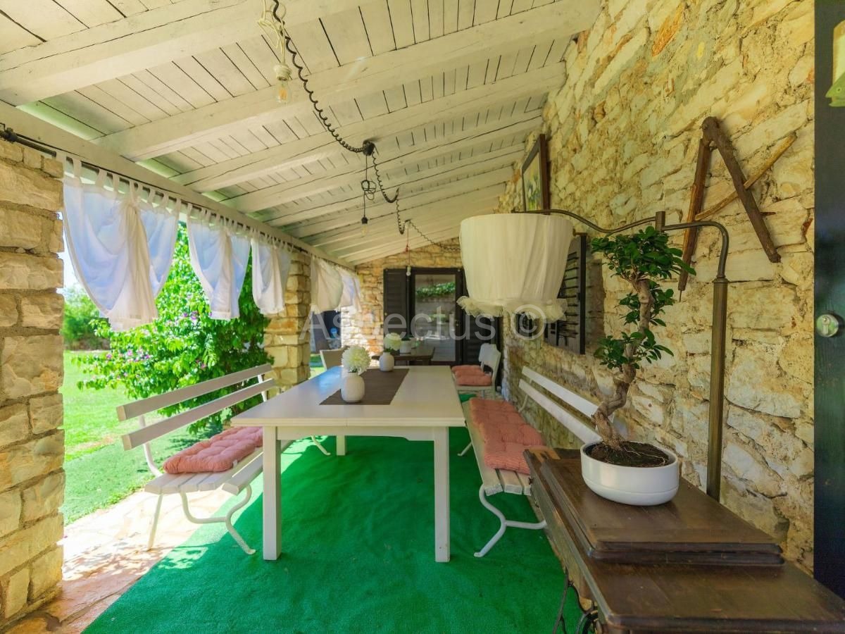 Kamena kuća sa bazenom nadomak plaže, Umag