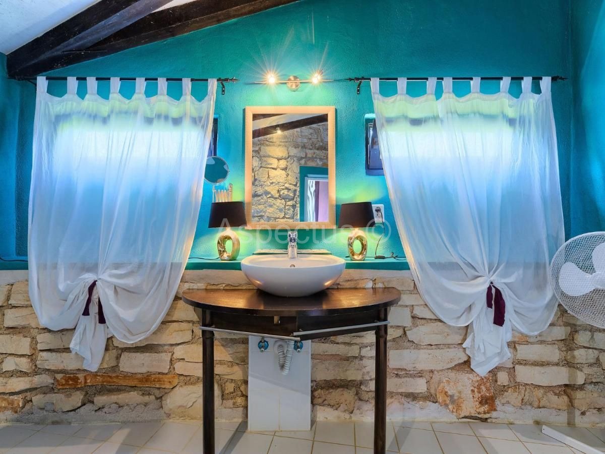 Kamena kuća sa bazenom nadomak plaže, Umag