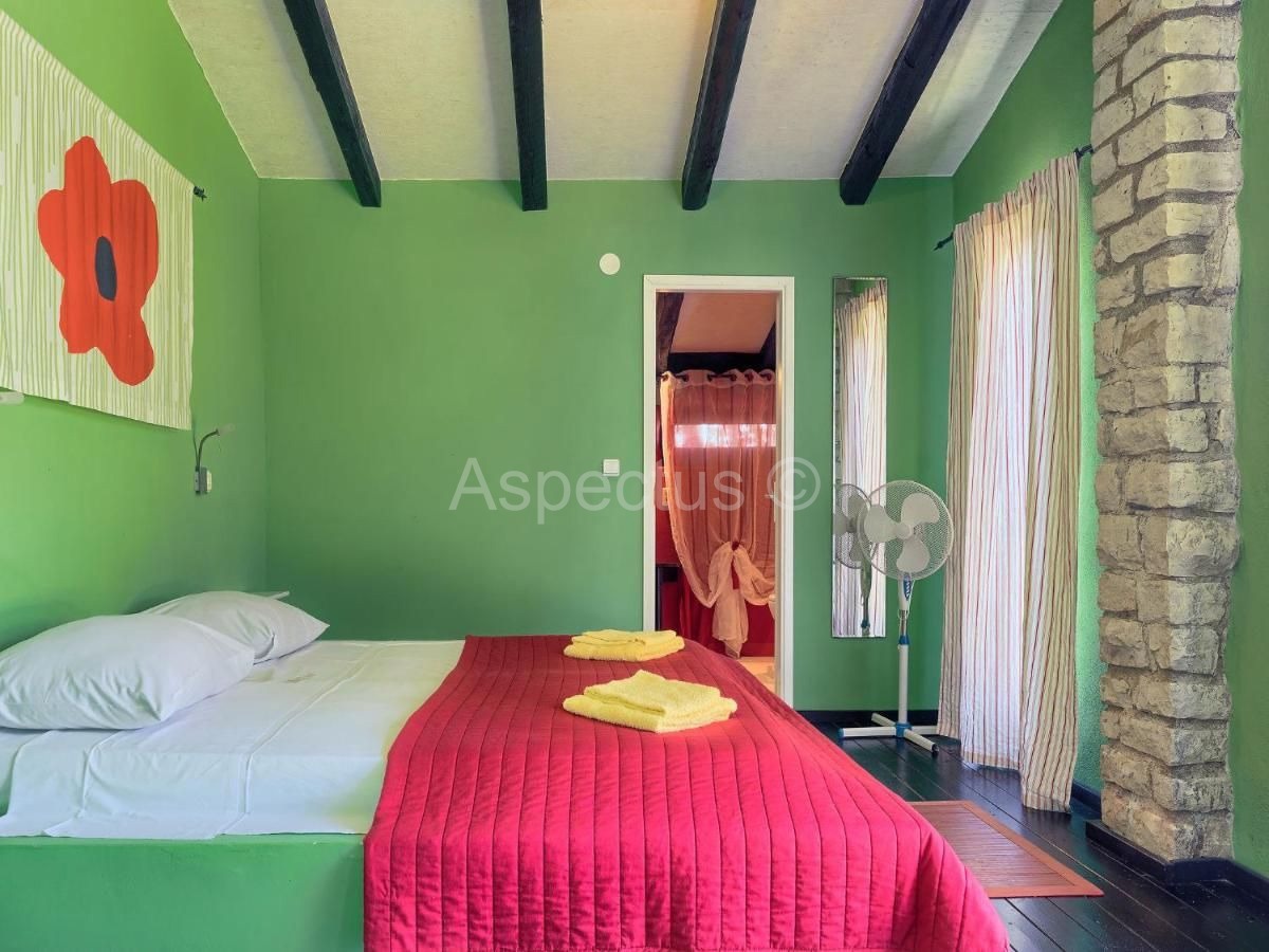 Kamena kuća sa bazenom nadomak plaže, Umag